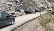 Ayancık yolunda heyelan tehlikesi trafiği kesti