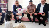 Ağrı'da karne sevincini evinde yaşayan öğrenciye sürpriz ziyaret
