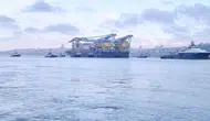 Dev vinç gemisi Boğaz trafiğini kilitledi