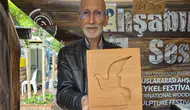 Emekli teknisyen uçak parçaları yerine ahşaba hayat veriyor