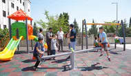 Kahta Belediyesi özel çocuklar için okul bahçesine oyun parkı kurdu