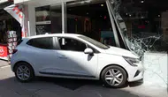 Kırklareli'nde hatalı fren hamlesi dükkanın camını indirdi