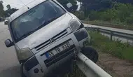 Bafra yolunda otomobil bariyerlere çarptı