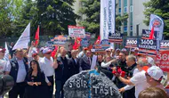 Memurlar bakanlık önünde sabır taşını balyozla parçaladı