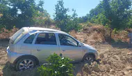 İnegöl yolunda otomobil tarlaya uçtu Aralarında çocuk da var