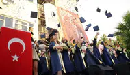 Manisa Celal Bayar Üniversitesi genç hekimlerini geleceğe uğurladı