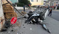Avcılar'da kontrolden çıkan otomobil takla atarak devrildi