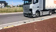 Bolvadin kavşağında tır ve otomobil çarpıştı
