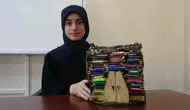13 yıllık kalem birikimi minyatür bir eve dönüştü