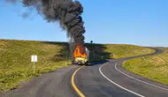 Viranşehir yolunda hareket halindeki TIR'ı alevler yuttu