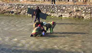 Düzce'de fotoğraf çekerken dereye düşen genç kız hastanelik oldu