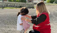Doğubayazıt’ta miniklere Kızılay’dan giyim desteği