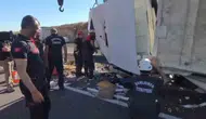 Şanlıurfa yolunda devrilen tırın sürücüsü kurtarıldı