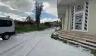 Haziran ayında kış manzarası Karslılar sokaklardaki doluyu kürekle temizledi
