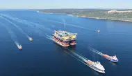 Dev vinç gemisi Çanakkale Boğazı trafiğini kilitledi