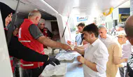 Elazığ’da cuma namazı çıkışı aşure paylaşımı