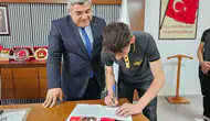 İmam hatipli gençler ilk dergilerini İl Müdürü Sünnetci’ye sundu