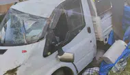 Sivas Kangal'da kamyonet duvara çarptı