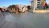 Bolu’da beton mikseri yola devrildi