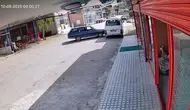 Park halindeki otomobil kendi kendine yola çıkıp minibüse çarptı