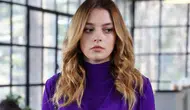 Melis Sezen tatilde beyaz bikinisiyle poz verdi