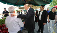 Şehzadeler’de pazar mesaisi Başkan Şimşek esnafın taleplerini dinledi