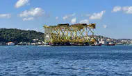 İstanbul Boğazı trafiğini durduran devasa yapı