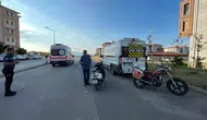 Karaman'da park halindeki minibüse çarpan motosikletli yaralandı