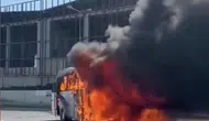 Arnavutköy'de servis minibüsü seyir halindeyken patlamalarla yandı