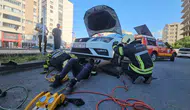 Kayseri'de otomobilin altından sarkan yılan paniği