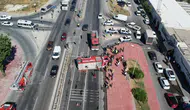 Büyükçekmece'de yangına giden itfaiye aracı yola devrildi