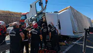 Şanlıurfa yolunda kaza yapan tır şoförü yaşam mücadelesi veriyor