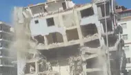 Hatay Defne’de ağır hasarlı bina kontrollü şekilde yıkıldı