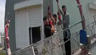 Mersin'de 8'inci katta mahsur kalan işçileri itfaiye kurtardı