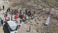 Hatay’ın küle dönen ormanlarında çocuklar bin fidanı toprakla buluşturdu