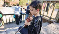 11 yaşındaki Mert Ali'den inci kefallerine kemençeli destek