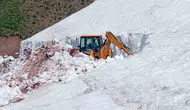 Tunceli dağlarında yaz mevsiminde karla mücadele mesaisi