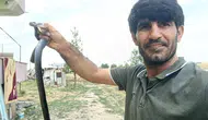 Siirt’te korkusuz müdahale evdeki yılanı eliyle dışarı çıkardı