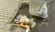 Bolvadin sokaklarında çöpler konteyner dışına atılıyor