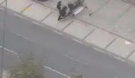 Avcılar’da fırtınaya yakalanan yayanın üzerine tabela düştü