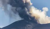 Sicilya'da gökyüzü karardı: Etna Yanardağı uçuş trafiğini felç etti