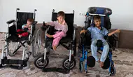 Silopi’de üç kardeşe Kızılay’dan tekerlekli sandalye desteği