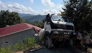 Zonguldak'ta kontrolden çıkan beton mikseri evin çatısına uçtu