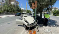 Karaman'da sürücü direksiyon hakimiyetini kaybedince trafik ışıklarına çarptı