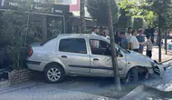 Niğde’de kontrolden çıkan otomobil iş yerinin içine girdi