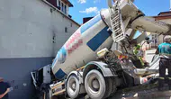 Ümraniye’de kontrolden çıkan beton mikseri inşaata daldı