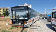 Eskişehir'de belediye araçlarının arasında kalan otomobilde iki kişi yaralandı