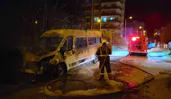 Nazilli’de park halindeki minibüs gece yarısı kül oldu