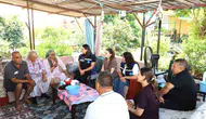 Aksu Belediyesi mahalle mahalle dolaşıp kapı kapı sağlık desteği sunuyor