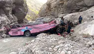 Pakistan'da yolcu otobüsü dev çukura gömüldü: 40 ölü, 8 yaralı